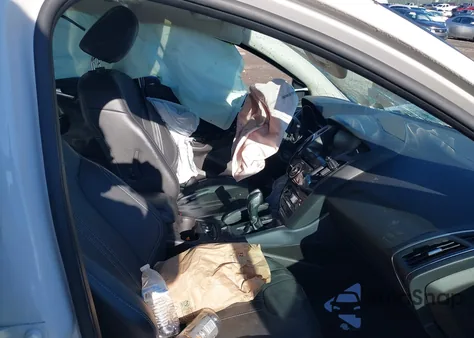 2014 Ford Focus Titanium z USA, uszkodzony, nr VIN 1FADP3J2XEL121192